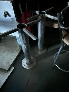 pés de mesa - de ferro cromado de fixar no chão - Foto 3