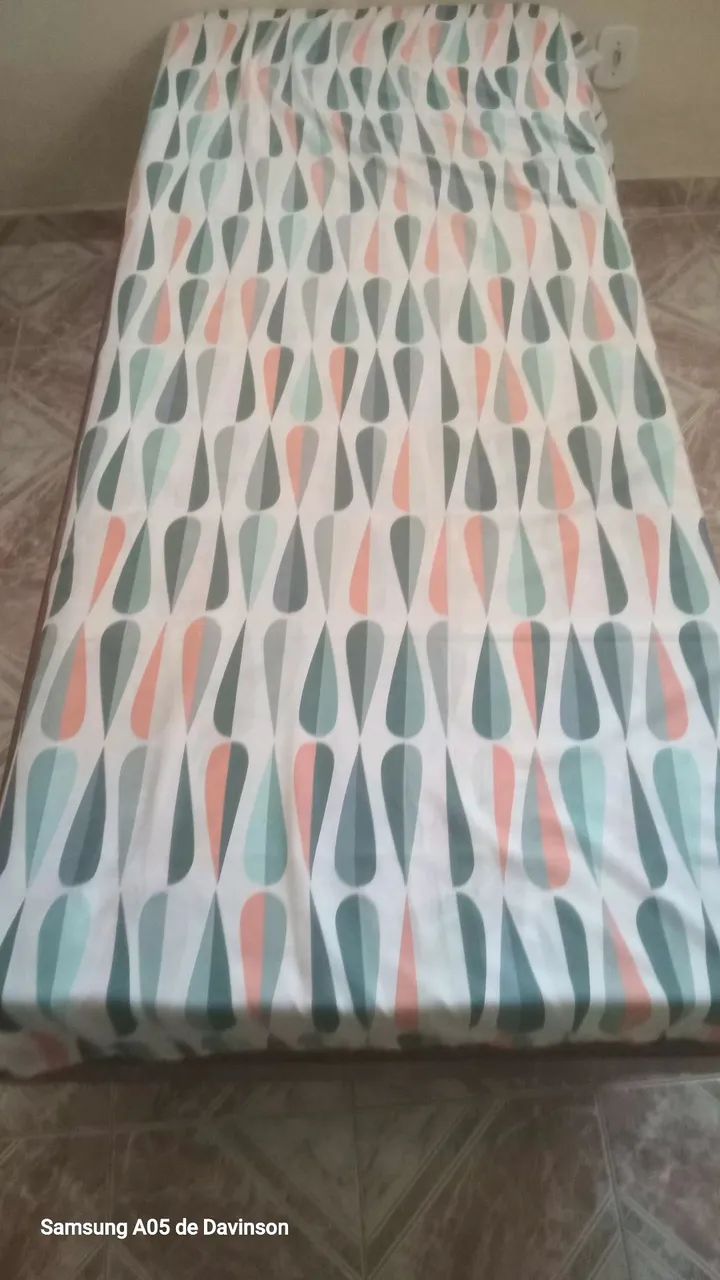 Vendo cama de solteiro com cama auxiliar com colchonetes! - Foto 2