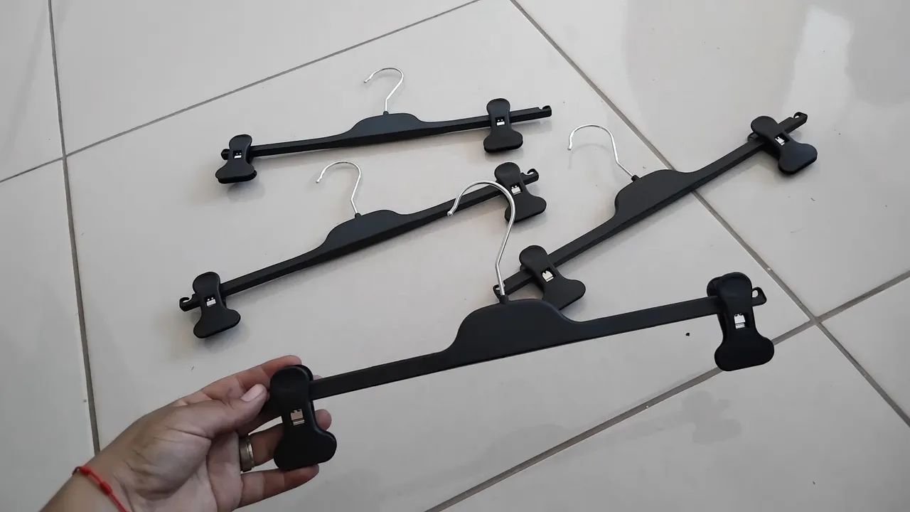 Vendo caixa fechada com 100 cabides