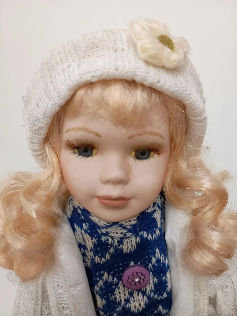 Linda boneca em porcelana 