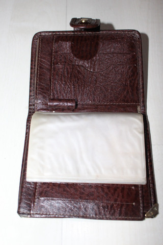 Vendo-carteira da marca "tonin" em couro legitimo na cor caramelo com metais dourado - Foto 4
