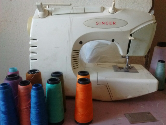 Vende-se máquinas de overloque e Singer - Foto 4