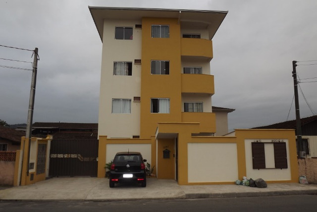 Apto 2 quartos, banheiro, sala, cozinha, lavanderia e garagem coberta
