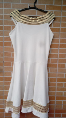 Vestido Chic: branco com dourado - Foto 4