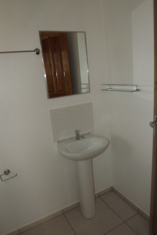 Apto 2 quartos, banheiro, sala, cozinha, lavanderia e garagem coberta - Foto 6
