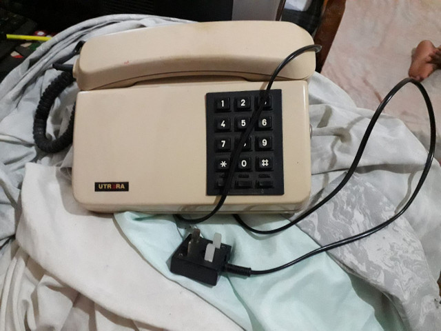 Telefone utrera relíquia perfeito ainda funcionando tudo .