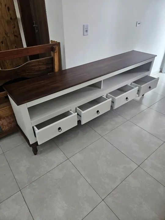 Rack rustico branco em MDF com tampo e pés de madeira  - Foto 4