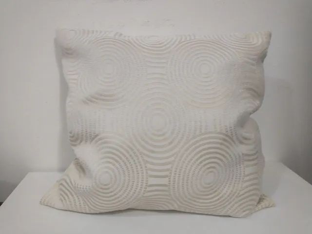Capa de almofada branco e dourado