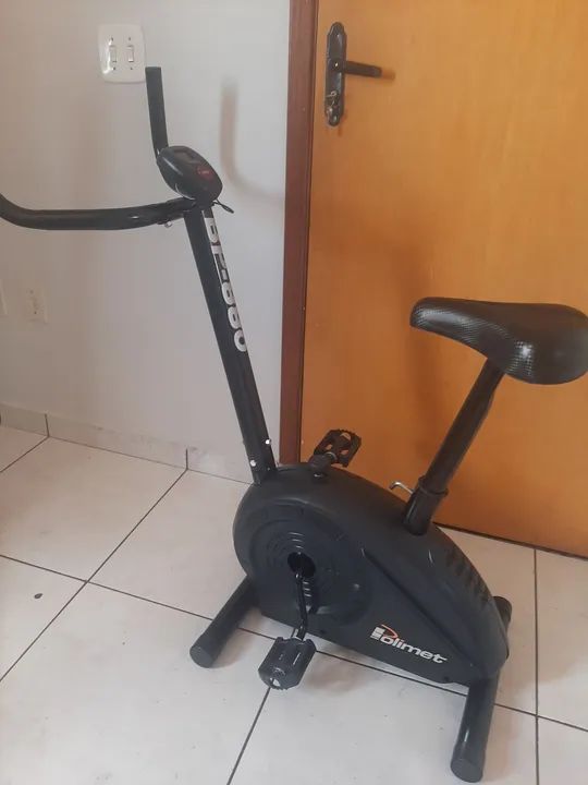 Bicicleta ergométrica, possui ajuste de carga e regulagem.