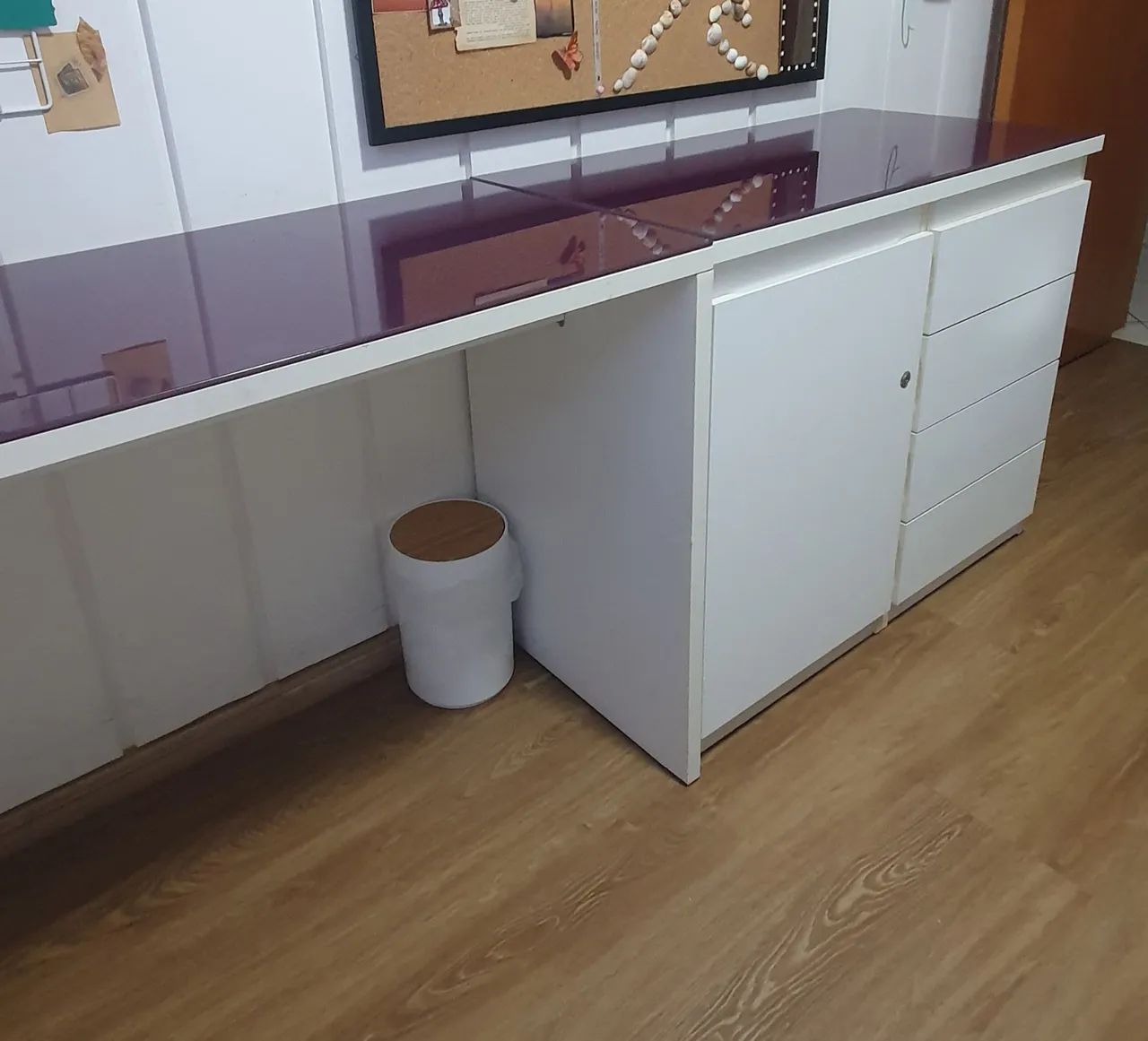 Escrivaninha de madeira com gavetas e tampo de vidro - Foto 4