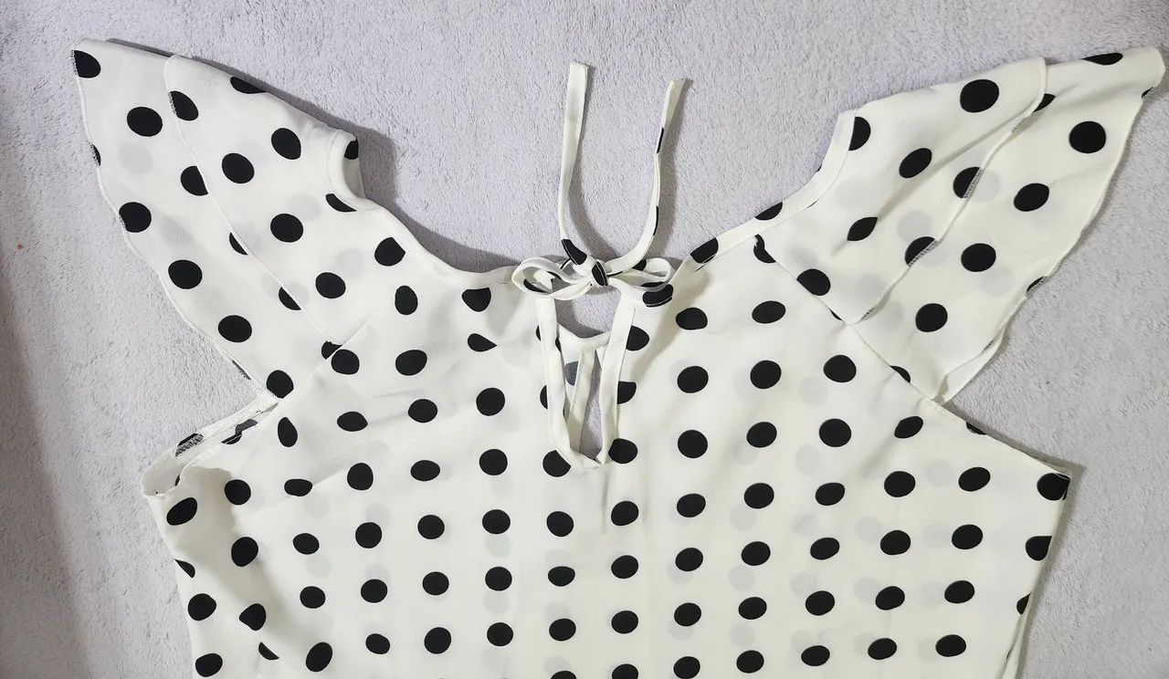 Blusa branca de bolinhas - Foto 3