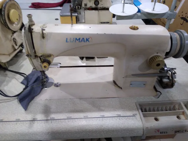 Máquina de costura reta industrial usada