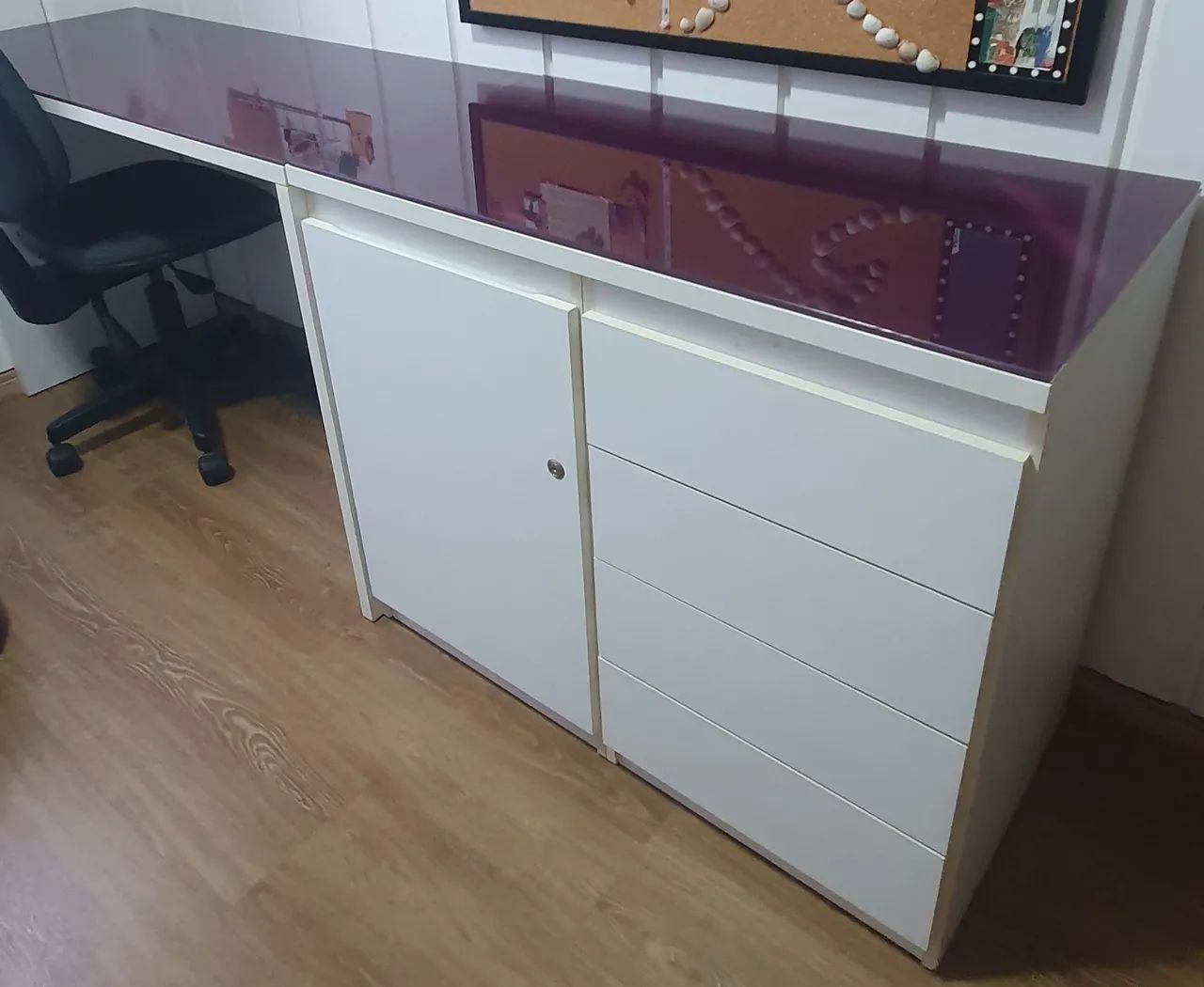 Escrivaninha de madeira com gavetas e tampo de vidro - Foto 3