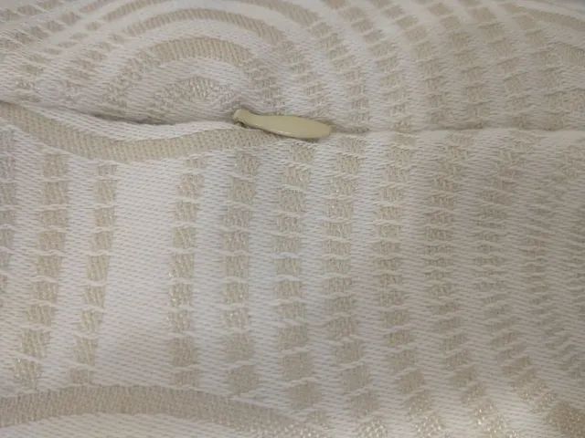 Capa de almofada branco e dourado - Foto 3