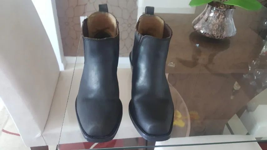 Par Botas Couro Preta Bicos Fino e Quadrado N:39/40 Seminovas !!!