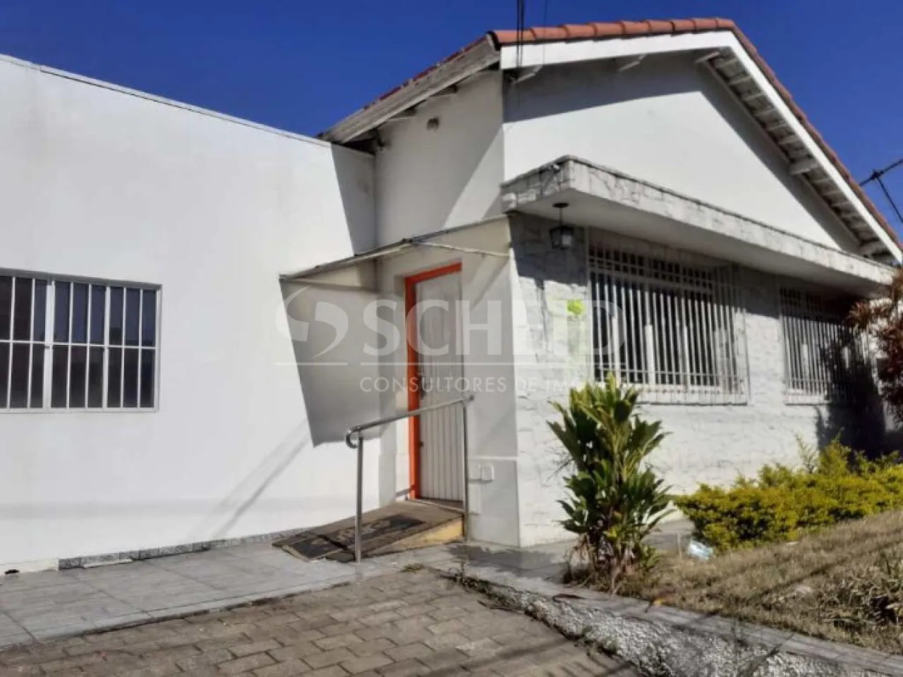 Casa térrea comercial de esquina com sete salas no miolo da Cidade Dutra