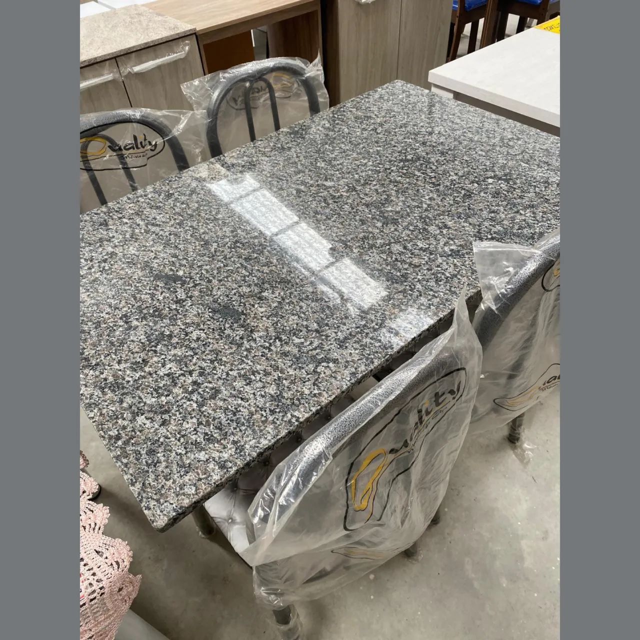 Mesa com 4 cadeiras tampo em granito - entrego 