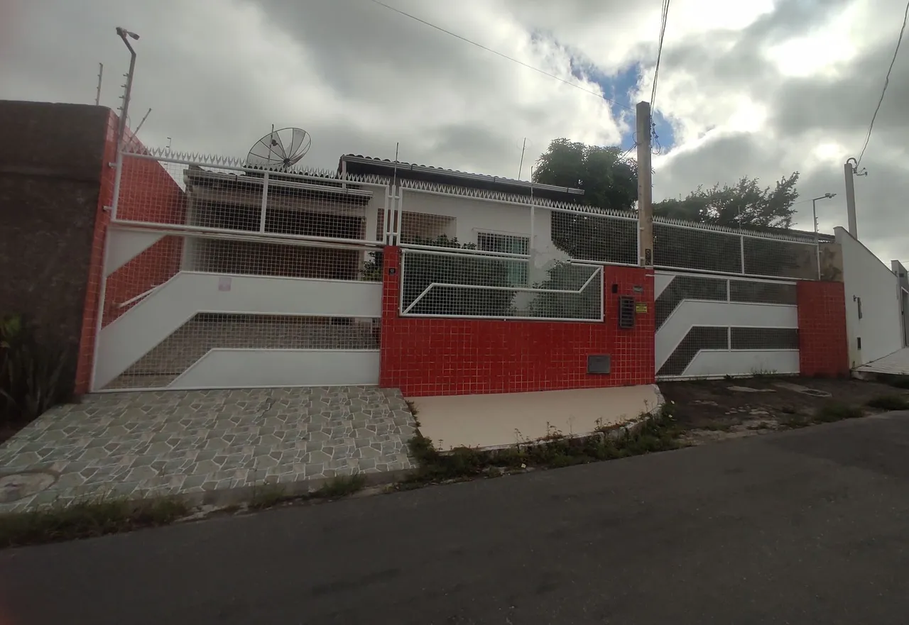 Alugo casa ampla com 3/4 em ótima localização no Bairro Muchila