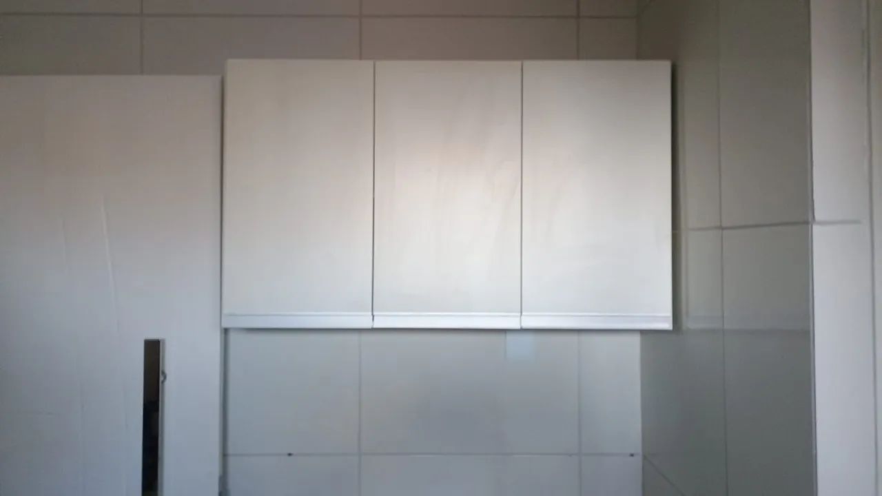 Armários de cozinha brancos novos