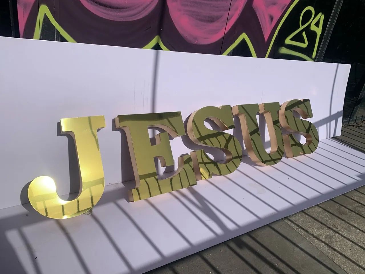 Letras em Aço Inox Dourado para Fachada - JESUS