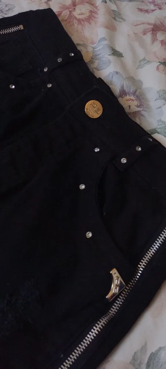 Saia Jeans Preta com Zíperes e Detalhes - Foto 2