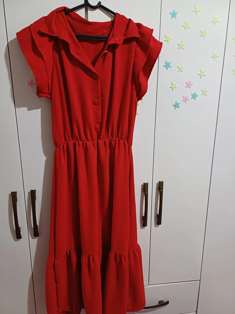 Vestido vermelho com detalhes franzidos