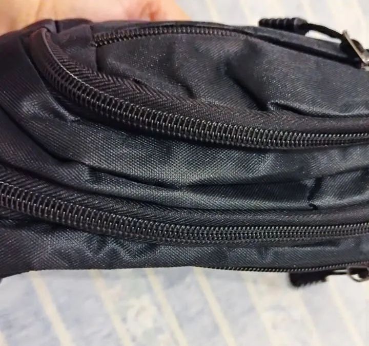 Bolsa de ombro pochete média preta Kaiptan vários bolsos discreta ajuste na cintura - Foto 2