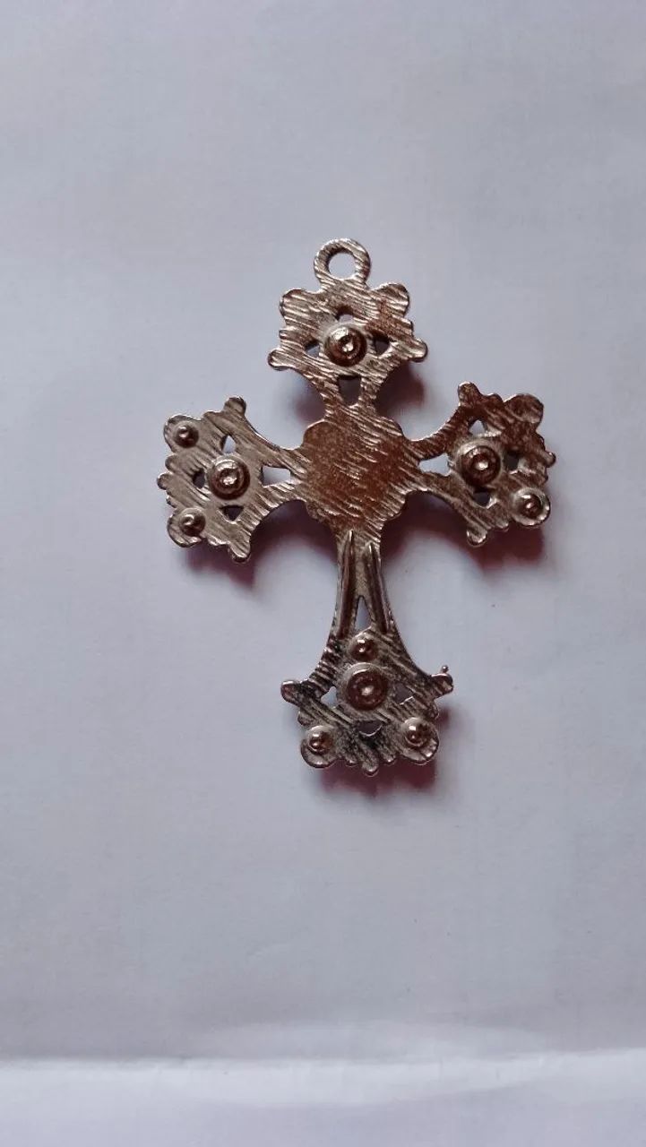 Crucifixo de Metal com Strass - Elegância e Fé em Cada Detalhe! - Foto 2