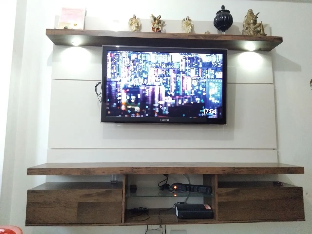 Painel de TV com prateleira e nichos - Foto 2