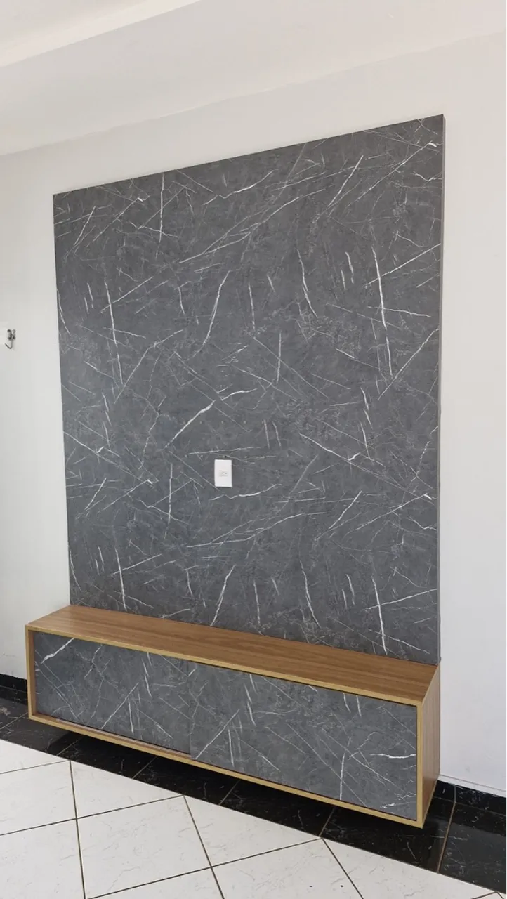 Painel de TV em MDF com design marmorizado moderno