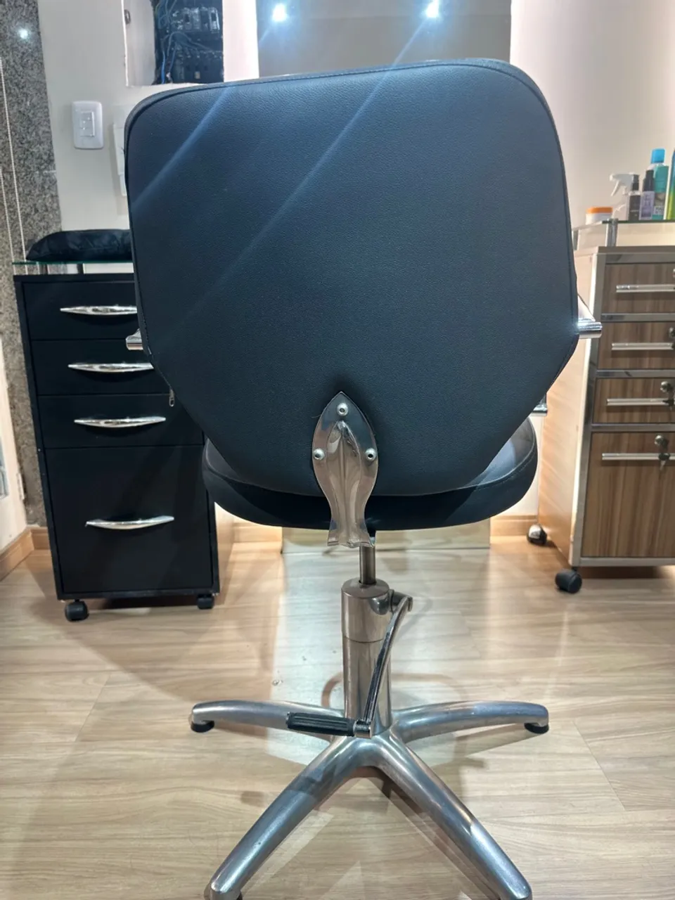 Cadeira de cabeleireiro com design moderno