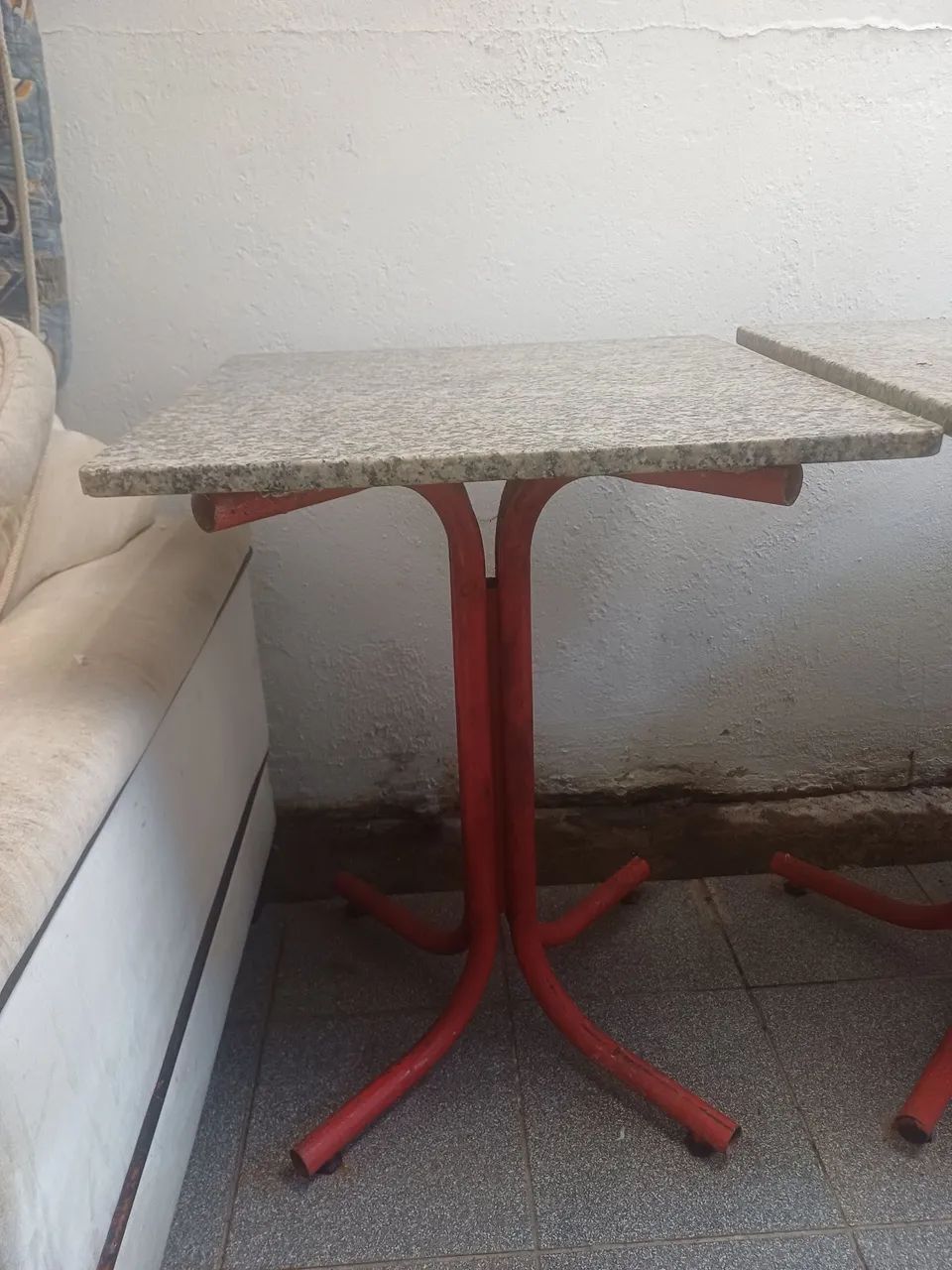 Mesa com tampo de granito e estrutura vermelha - Foto 2