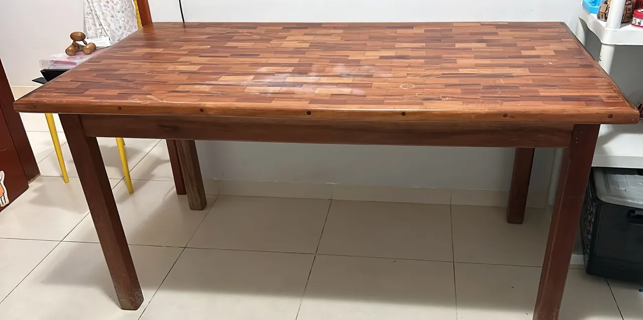 Mesa de madeira maciça