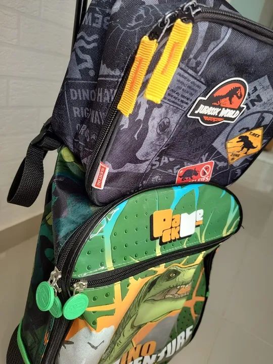 Mochila Adventure Rex com Rodinhas + Lancheira Jurassic World SESTINI - Foto 2
