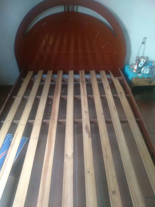 Cama de madeira com estrutura resistente