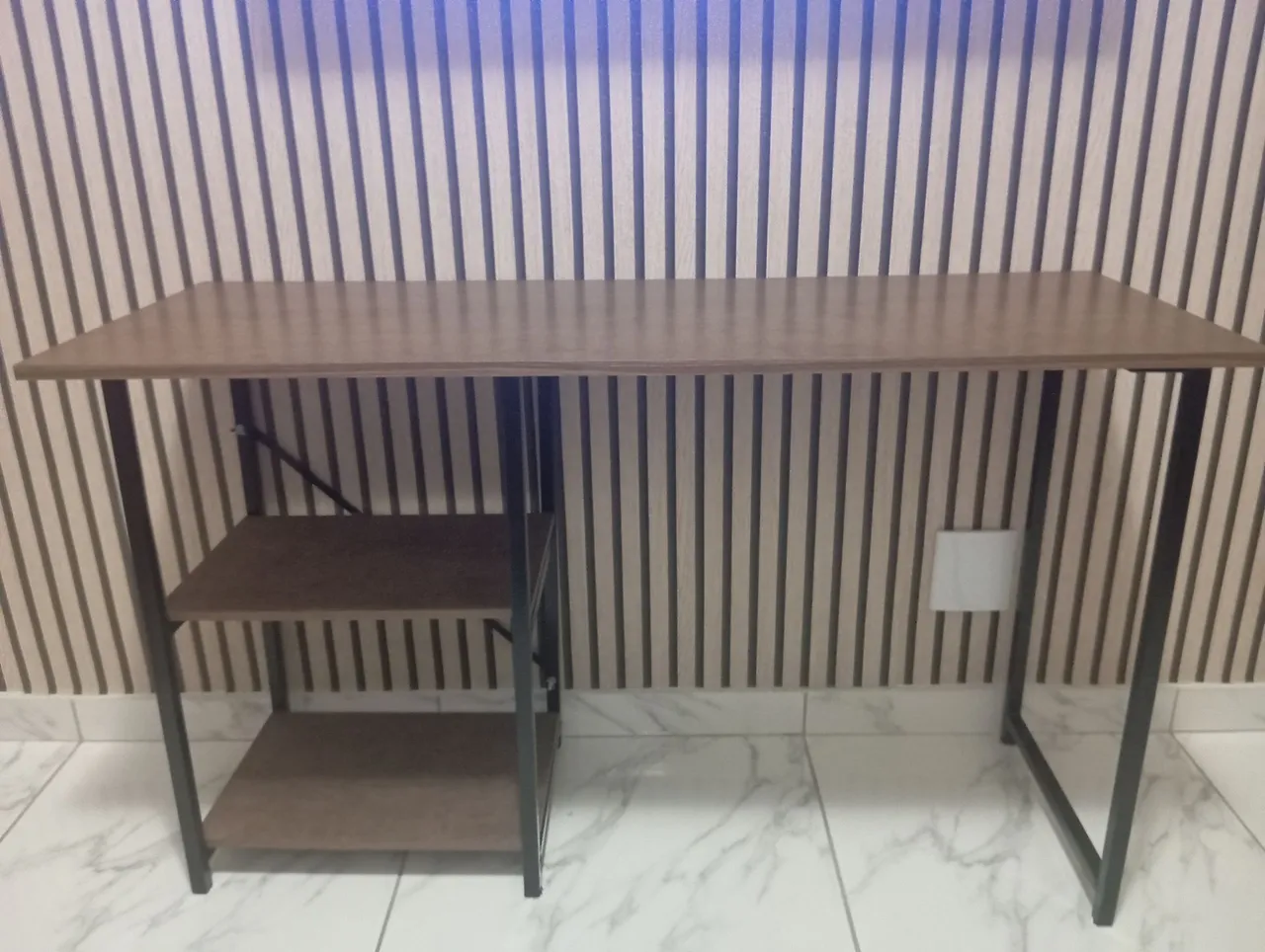 Mesa de Escritório com Prateleiras - Design Moderno