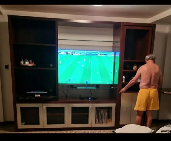 Móvel Completo para TV com Prateleiras e Armários
