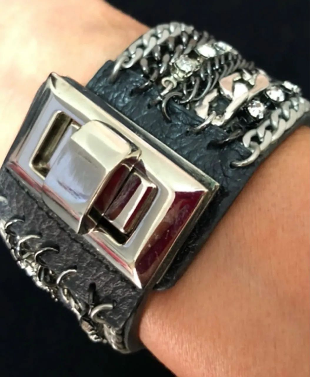 Pulseira em couro com metal  - Foto 2