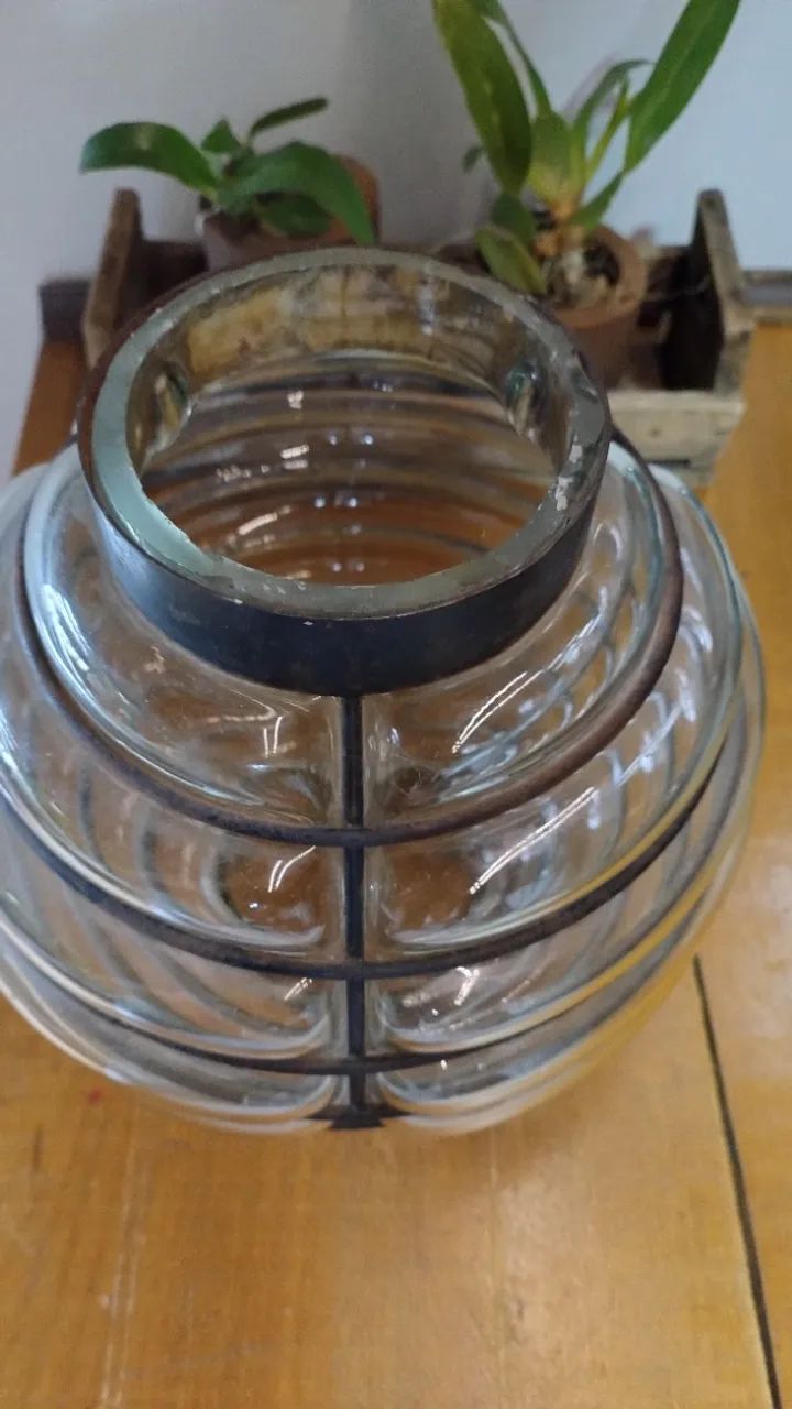 Antigo Lustre Em Ferro Vidro Soprado - Foto 2