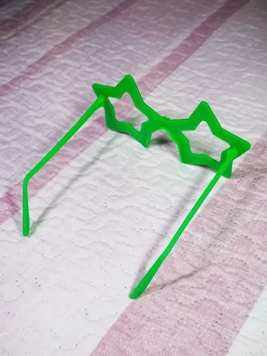 Óculos de Plástico em formato de Estrelas - Verde - Foto 4