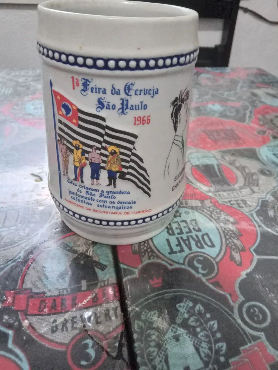 Canecas comemorativas e taça Avon.