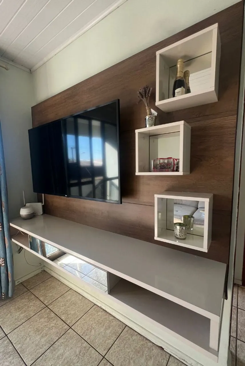 Rack para TV com prateleiras e nichos