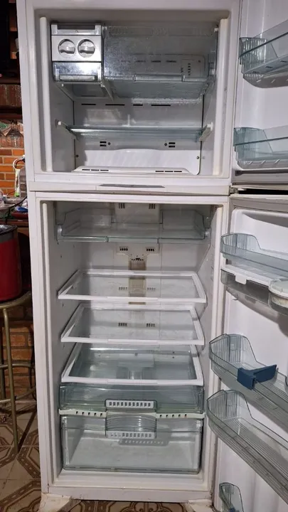 Geladeira com dispenser de água gelada 480 litros Brastemp Modelo BRD48D