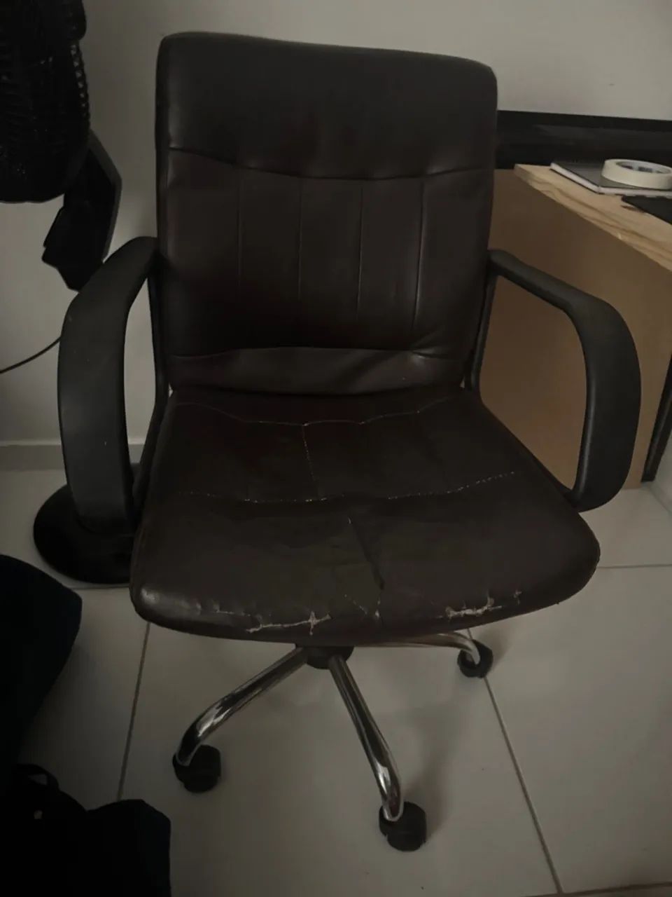 Cadeira para escritório semi nova - Foto 5