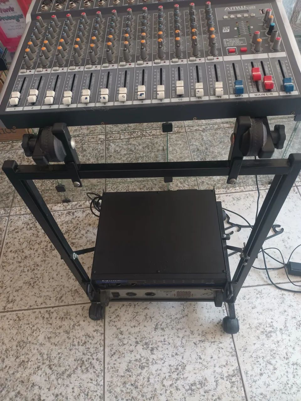 Mesa de som mais gabinete e duas potência para retirar no local - Foto 3