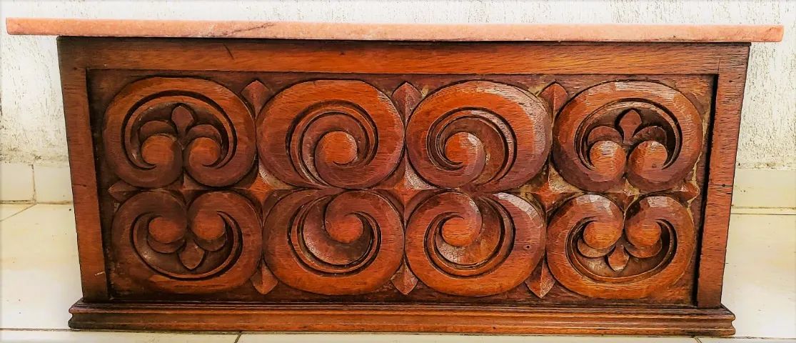 Conjunto Mesa Centro e mesas Laterais madeira esculpida com acantos Tampo mármore vermelho - Foto 3