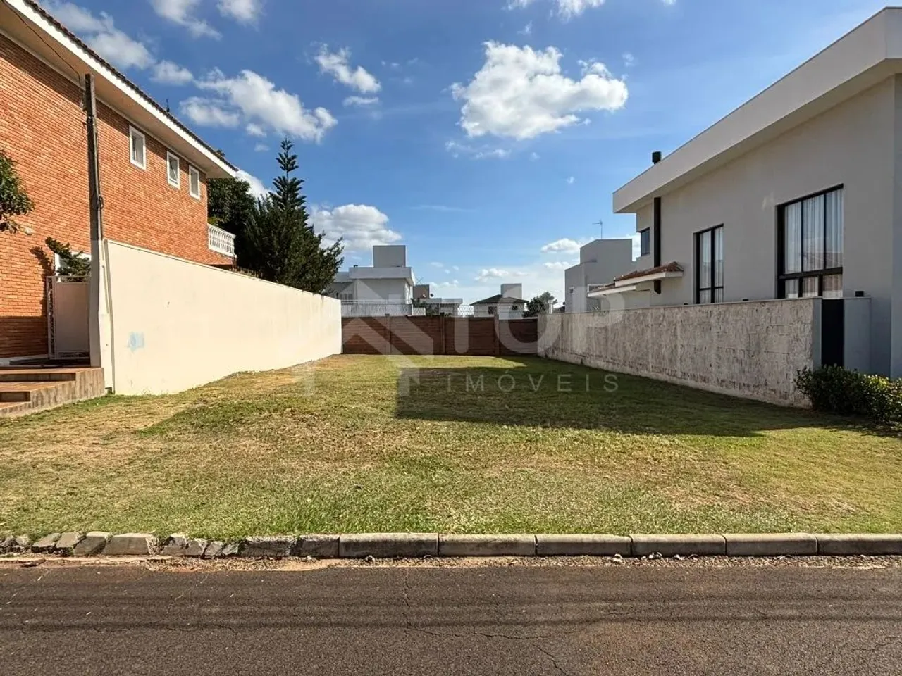 EXCELENTE LOTE EM CONDOMINIO FECHADO, PRÓXIMO AO LAZER E A PORTARIA.