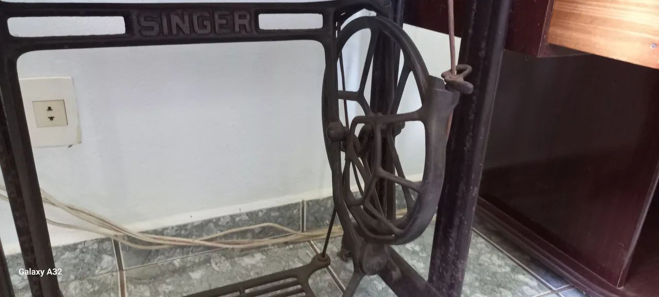 MAQUINA DE COSTURA COM GABINETE SINGER - Foto 3
