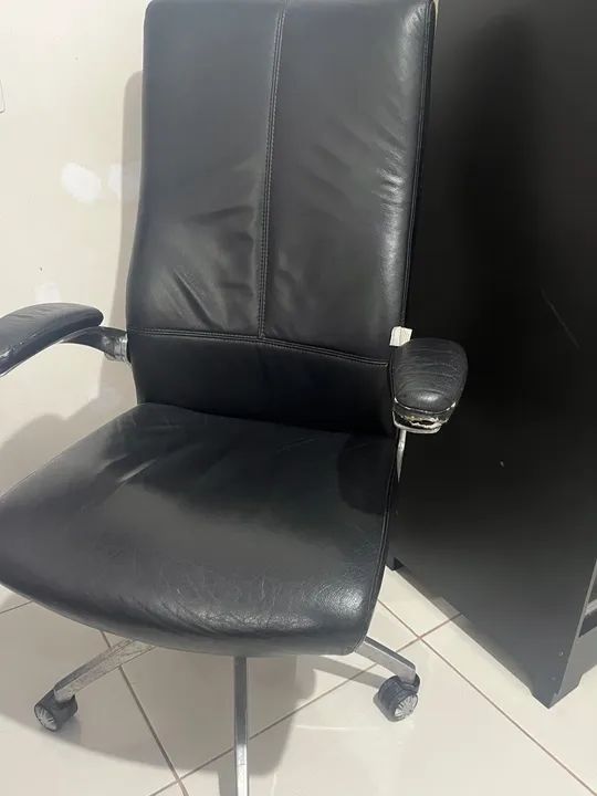 Cadeira de Escritório Executiva em Couro Preto - Foto 2