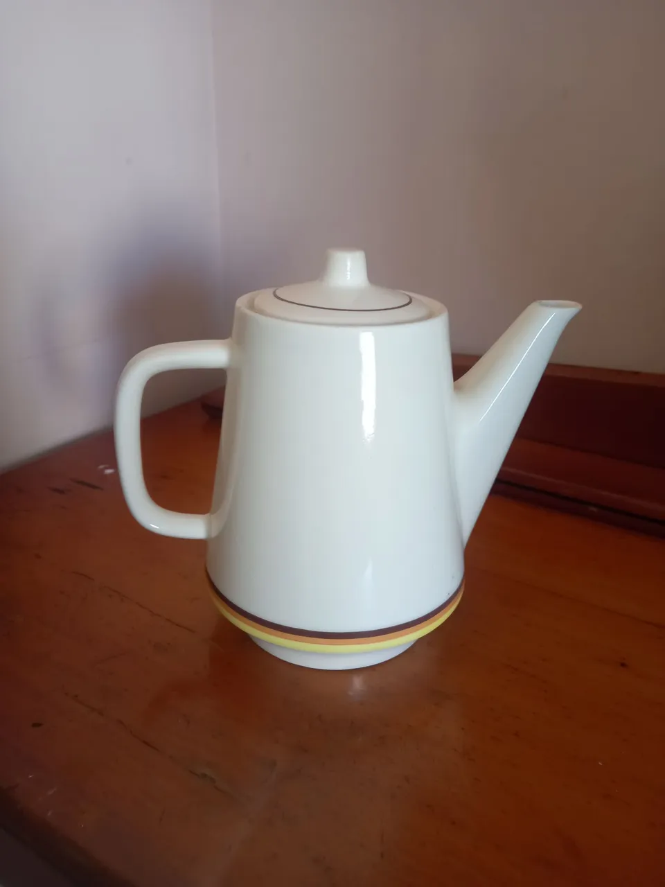 Chaleira de Porcelana Vintage com Detalhes Coloridos